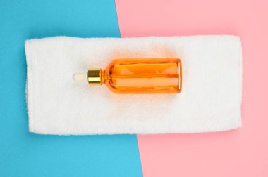 Doğal spa yağları. sarı-yeşil arka planda. Açık ve kapalı tomurcuklar, bir yazıt için yer. düz yat