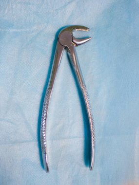 Dişleri sökmek için dişçi aleti. Üst görüntüyü kapat. Dişini söktüm. Diş Pensesi, Diş Çekme.