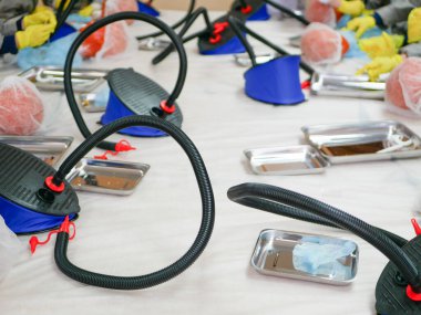 Tıbbi nefes alan el pompası. Ciğerlerdeki hava basıncı artsın diye..