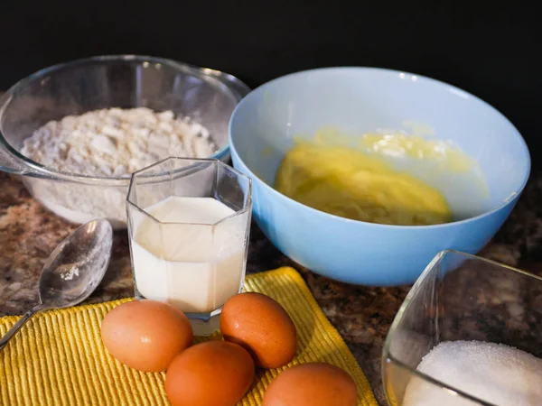 Υλικά Για Ψήσιμο Ζύμης Αλεύρι Αυγά Γάλα Υλικά Ψησίματος Κουτάλι — Φωτογραφία Αρχείου