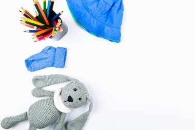 Mavi bebek kıyafetleri. Düz yat. Kot çoraplar ve panama. Yazmak için yer.