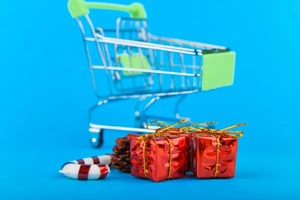 Conceito Presentes Ano Novo Cesta Acessórios Natal Carrinho Compras Natal — Fotografia de Stock