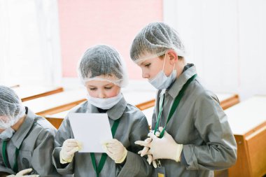 Genç doktorlar tıbbi kayıtları inceliyorlar. Bir grup çocuk cerrahi okuyor. Tıp öğretiyorum. Hastanedeki bir seminerde genç doktorlar. KHARKIV, UKRAINE - 20 HAZİRAN 2020.