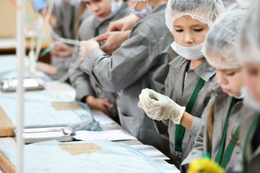 Bir grup çocuğun tıbbi eğitimi. Bir grup çocuk cerrahi okuyor. Tıp öğretiyorum. Hastanedeki bir seminerde genç doktorlar. KHARKOV, UKRAINE - 20 HAZİRAN 2020.