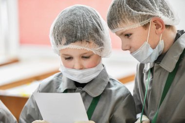 Genç doktorlar tıbbi kayıtları inceliyorlar. Bir grup çocuk cerrahi okuyor. Tıp öğretiyorum. Hastanedeki bir seminerde genç doktorlar. KHARKIV, UKRAINE - 20 HAZİRAN 2020.