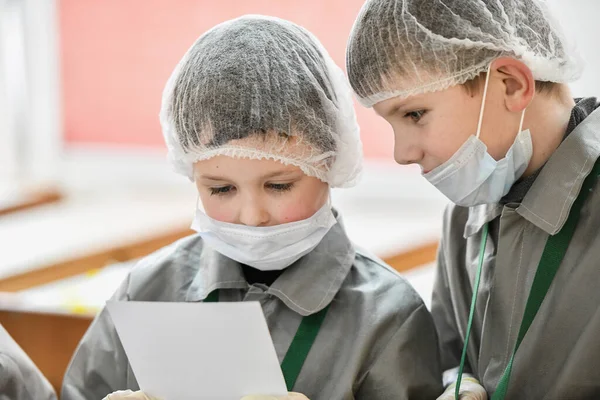 Genç doktorlar tıbbi kayıtları inceliyorlar. Bir grup çocuk cerrahi okuyor. Tıp öğretiyorum. Hastanedeki bir seminerde genç doktorlar. KHARKIV, UKRAINE - 20 HAZİRAN 2020.