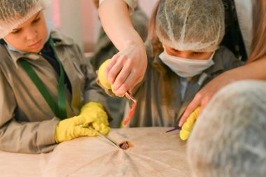 Çocuklar cerrahi okuyorlar. Tıp öğretiyorum. Hastanedeki bir seminerde genç doktorlar. Çocuk ve tıp KHARKIV, UKRAINE - 20 HAZİRAN, 2020.