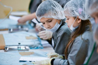 Bir grup çocuğun tıbbi eğitimi. Bir grup çocuk cerrahi okuyor. Tıp öğretiyorum. Hastanedeki bir seminerde genç doktorlar. KHARKOV, UKRAINE - 20 HAZİRAN 2020.