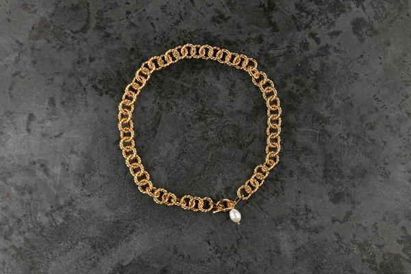 Cadena Oro Con Perlas Sobre Fondo Negro Lugar Para Una —  Fotos de Stock