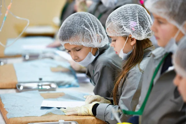 Çocuklar tıpla ilgilenirler. Bir grup çocuk cerrahi okuyor. Tıp öğretiyorum. Hastanedeki bir seminerde genç doktorlar. KHARKOV, UKRAINE - 20 HAZİRAN 2020.