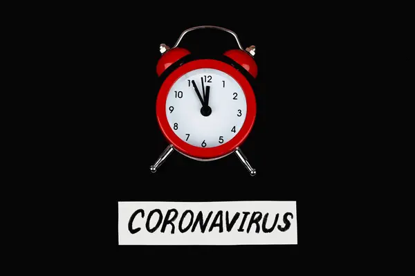 Czas Koronowirusa Czerwony Zegar Napisem Koronawirus Koncepcja Koronawirusu — Zdjęcie stockowe