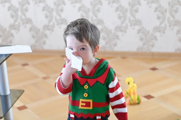 一个病童用餐巾擦鼻涕的画像 流感季节概念 — 图库照片
