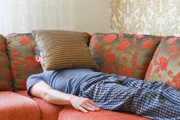 Der Mensch Liegt Depressionen Auf Der Couch Liegen Auf Dem — Stockfoto