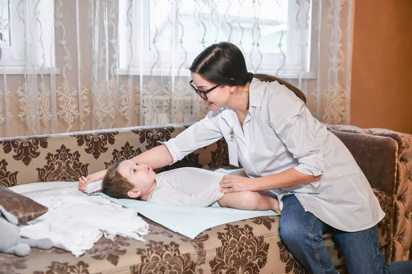 Семейный педиатр врач семейный врач Домашний визит к больному ребенку — стоковое фото