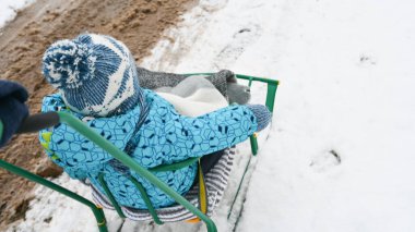Çocuk kızağı, yakın plan. Bebek için ilk kar.