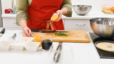 Cool büyük bir bıçağı yakın plan kesiyor. Profesyonel dilimleme. Fesleğen yaprağının aşırı yakın plan çekimi. Mutfakta yemek pişir..