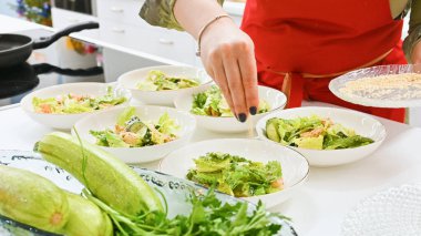 Aşçı salata hazırlıyor. Vejetaryen yemeği. Mutfakta yemek pişir.