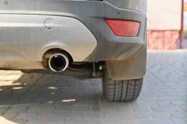 Araba egzoz borusu, dikiz aynası. yaz teftişi.