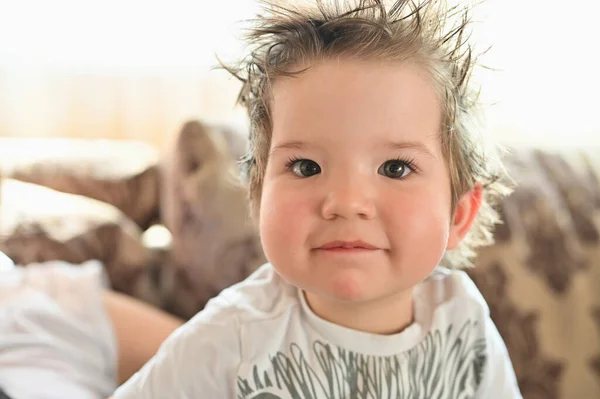 Портрет Веселого Ребенка Взъерошенными Волосами Ребенок Лет — стоковое фото