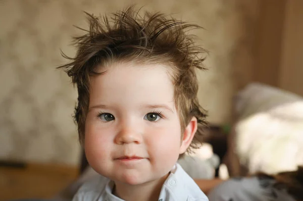 Het Kind Heeft Haar Dat Uitsteekt Het Tijd Dat Baby — Stockfoto