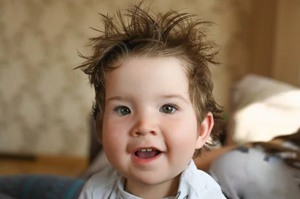 Ritratto Bambino Allegro Con Capelli Arruffati Bambino Anni — Foto Stock