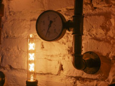 Steampunk dekoru. Demir borularla. Parlak ışık veren güneşi varettik; Çatı katı tarzı duvar ve steampunk borular.