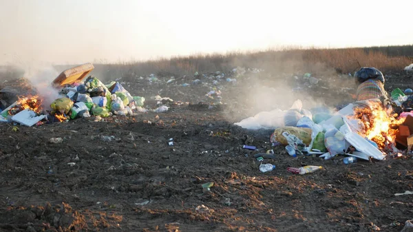 ゴミの破壊だ ゴミを燃やせ 環境への配慮です 環境汚染 — ストック写真
