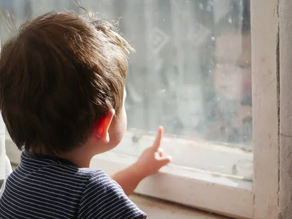 Gyermek Megmutatja Ablakot Egy Ujjal — Stock Fotó