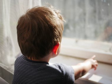çocuk pencereyi parmağıyla gösterir.