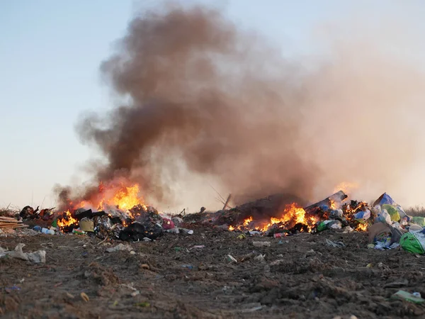 Fogo Perto Queimar Lixo Preocupação Com Ambiente Poluição Ambiental — Fotografia de Stock