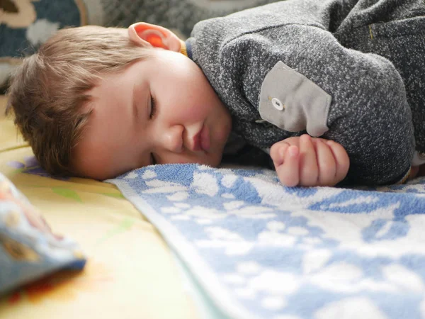 熟睡的婴儿 — 图库照片
