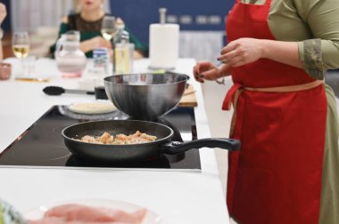 Aşçı Langoustines pişiriyor. Mutfakta yemek pişir. vahşi karides