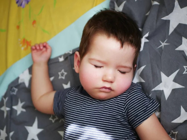 Спящий Ребенок Крупный План Лет — стоковое фото