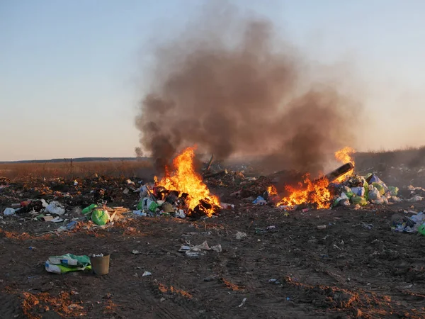 ゴミを燃やすのは終わりだ ゴミを燃やせ 環境への配慮です 環境汚染 — ストック写真