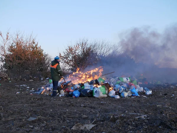 ゴミの破壊だ ゴミを燃やせ 環境への配慮です 環境汚染 — ストック写真