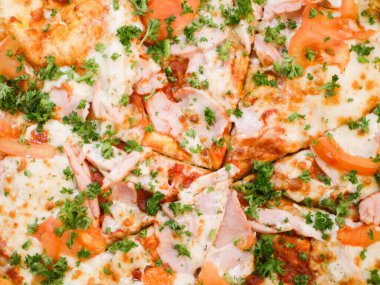 Pastırmalı, domatesli ve otlu büyük pizza manzarası