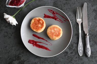 Reçelli gözleme. Düz yat. Yukarıdan görünüm