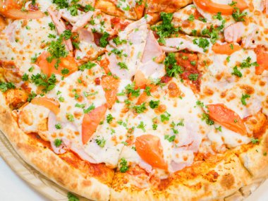 Pastırmalı, domatesli ve otlu büyük pizza manzarası