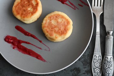 Reçelli gözleme. Düz yat. Yukarıdan görünüm