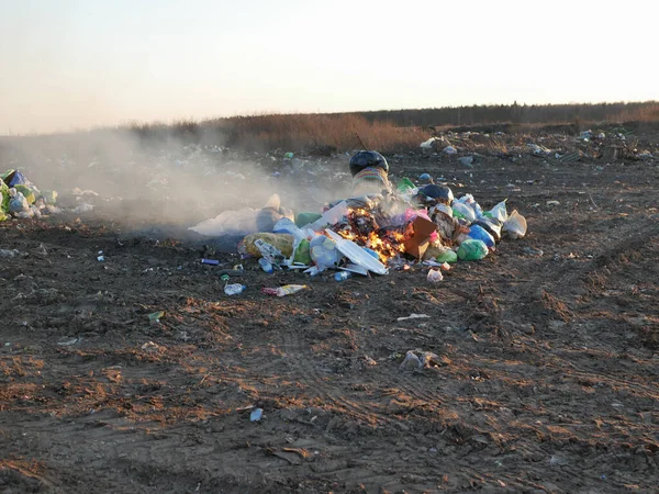 ゴミの破壊だ ゴミを燃やせ 環境への配慮です 環境汚染 — ストック写真