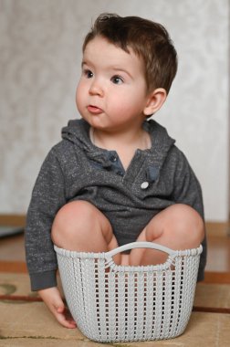 Oturan şirin bir bebeğin portresi..