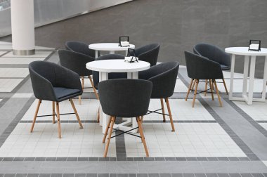 Alışveriş merkezinde masası olan sandalyeler. Alışveriş merkezindeki sandalyeler ve masa