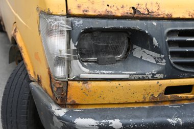 Kırık sarı araba. Minibüs kaza yaptı. yakın plan.