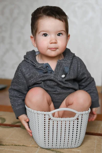 Portret Uroczego Siedzącego Dziecka — Zdjęcie stockowe