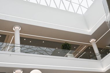 Şeffaf tavan. Odanın cam tavanı yakın plan. Kafanda cam var. gökyüzü manzarası.