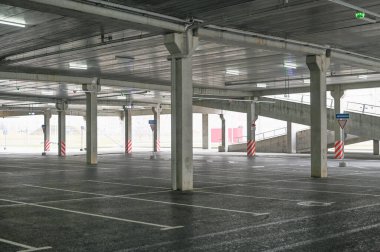 Hipermarkette boş araba parkı. Alıcı yok.