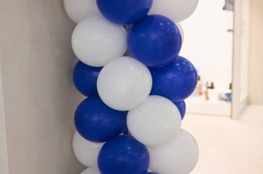 Toplar dükkan açıyor. açılış kutlaması.