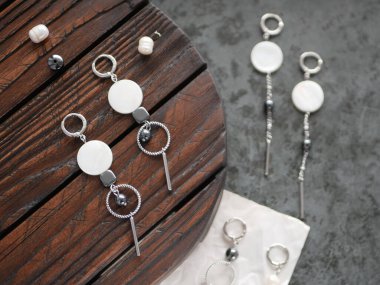 Tahta arka planda gümüş küpeler..