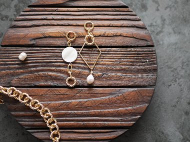 Karanlıkta bir takım altın mücevher..