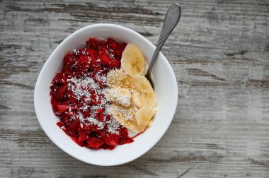 Çilekli ve muzlu yulaf lapası.